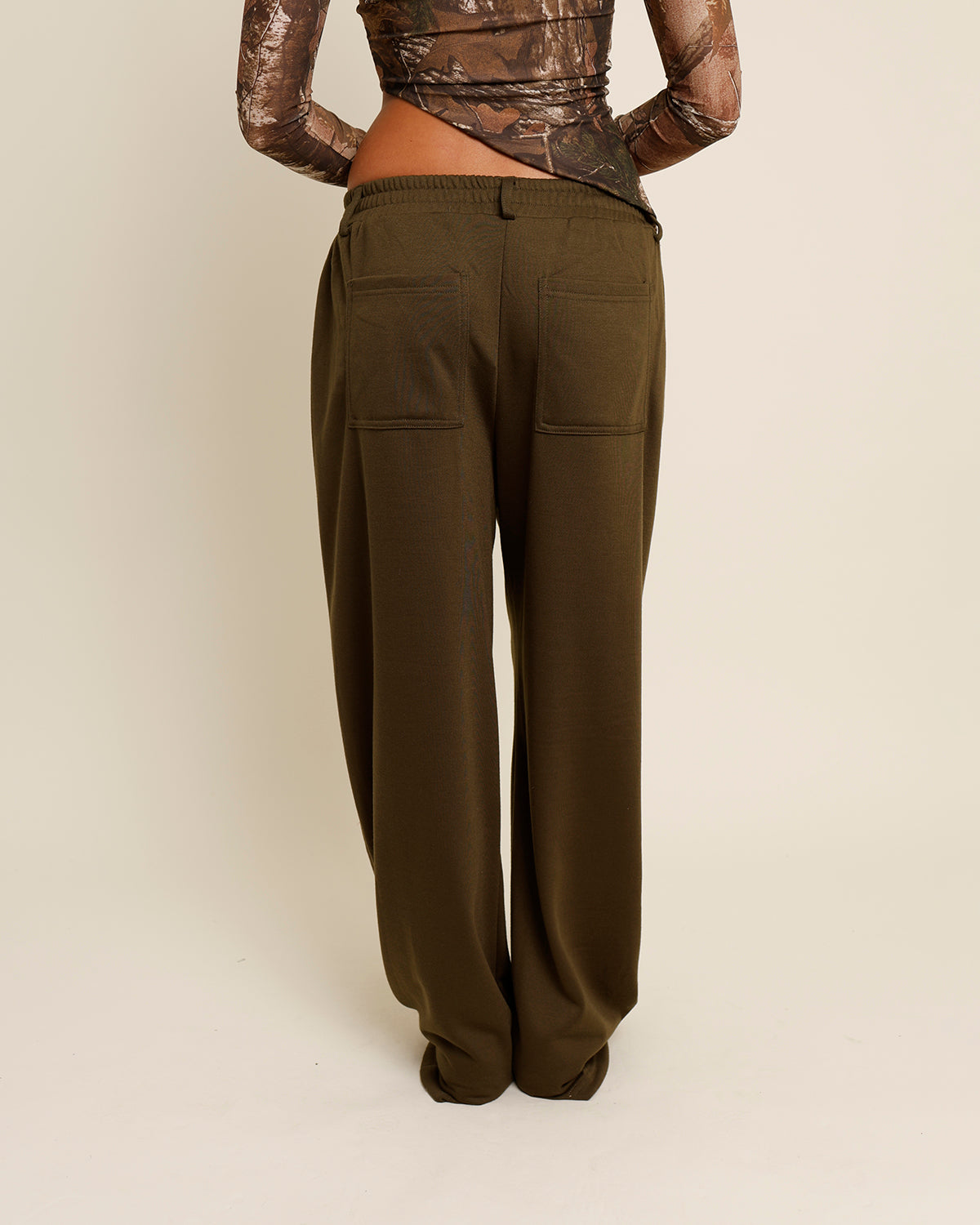 LAID-BACK LUXE SWEATPANTS X OLIVE
