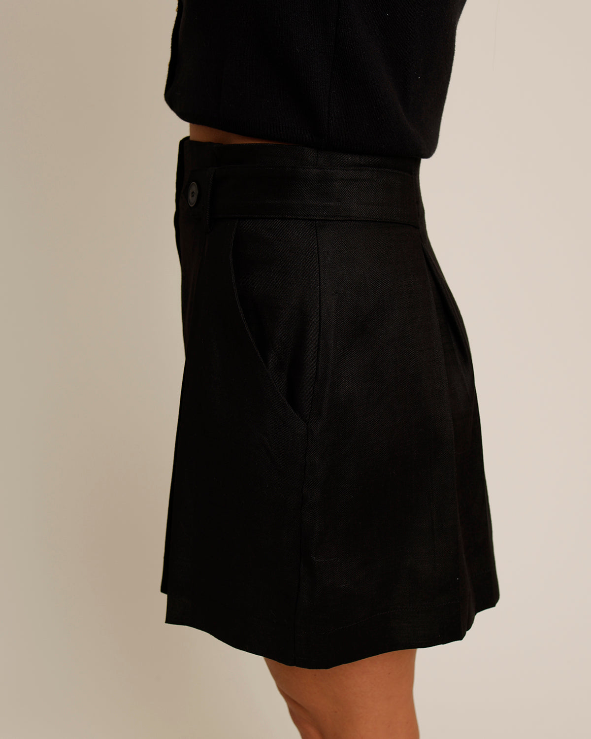 ASTR THE LABEL OLLIE PLEATED LINEN BLEND SHORTS