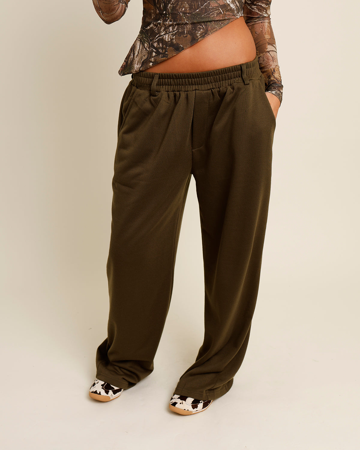 LAID-BACK LUXE SWEATPANTS X OLIVE