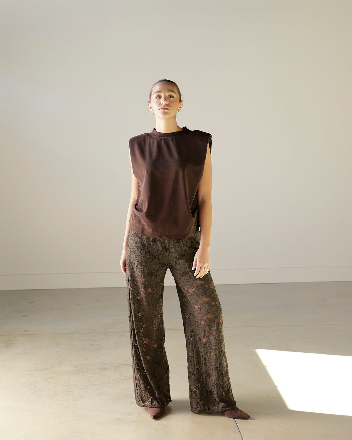 WORK WEAR ON REPEAT SLEEVELESS TOP X BROWN