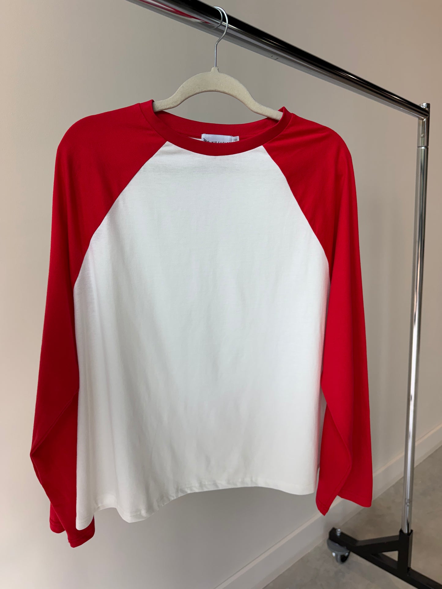HIP COVETED RAGLAN TEE X RED