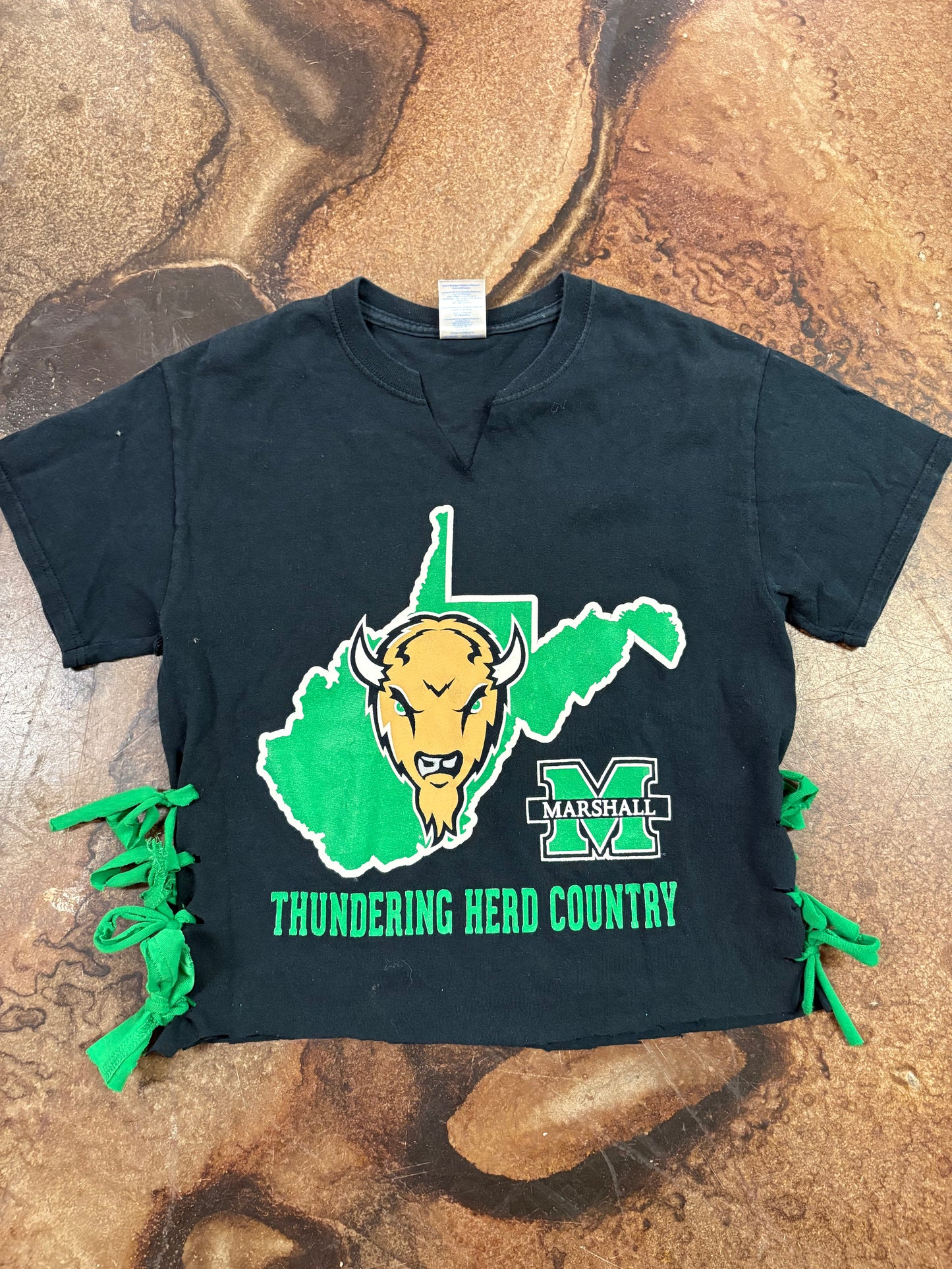 BLEACHER BABE X MU COUNTRY TEE