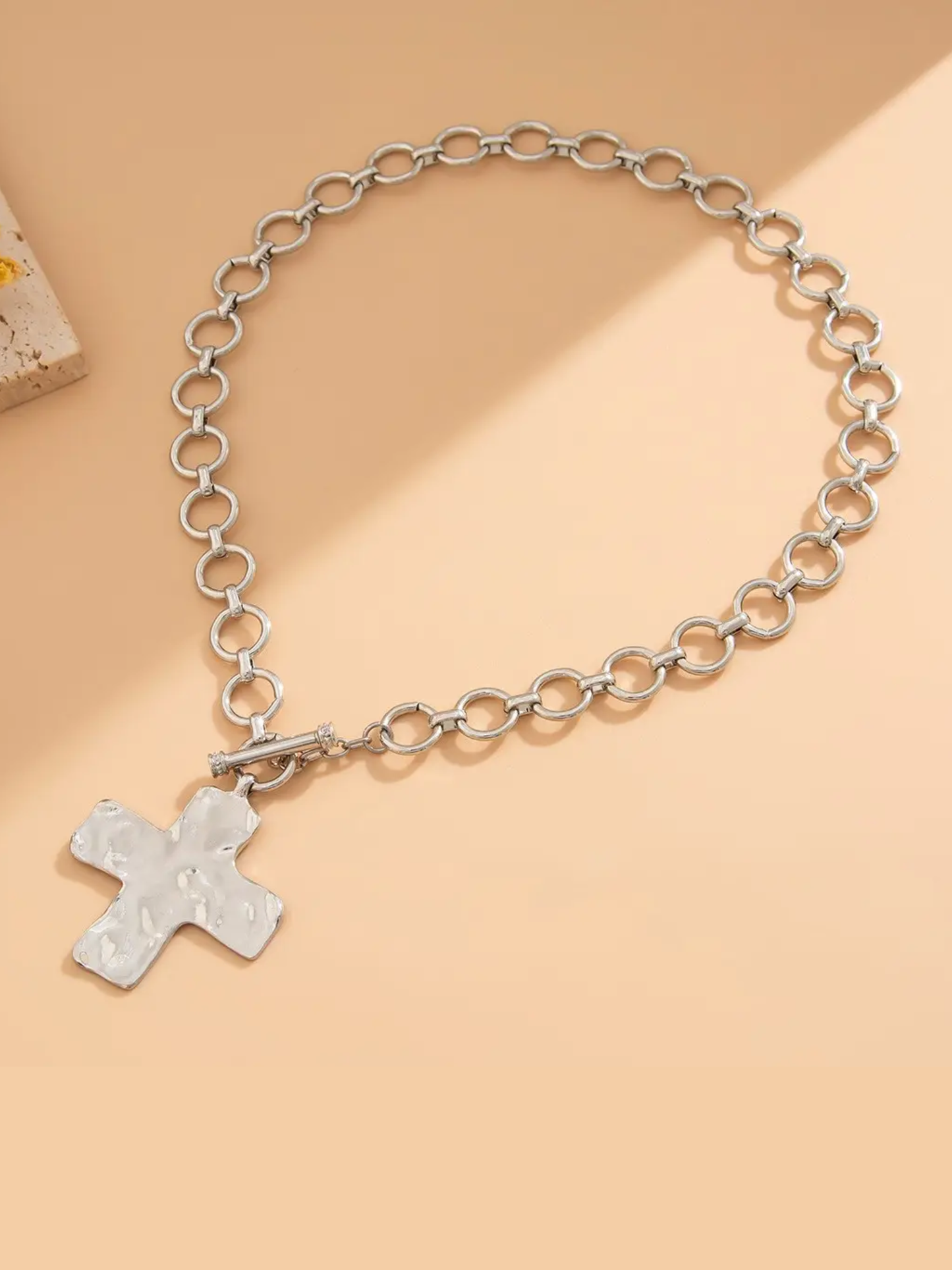 HAMMERED CROSS FRONT TOGGLE NECKLACE X SILVER