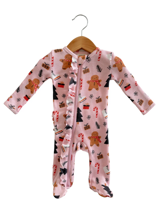 RUFFLE ZIP FOOTIE X GINGERBREAD WONDERLAND BLUSH