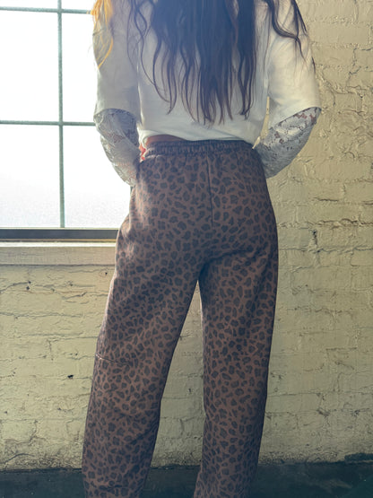 HIP LEANING INTO LEOPARD BARREL JOGGER