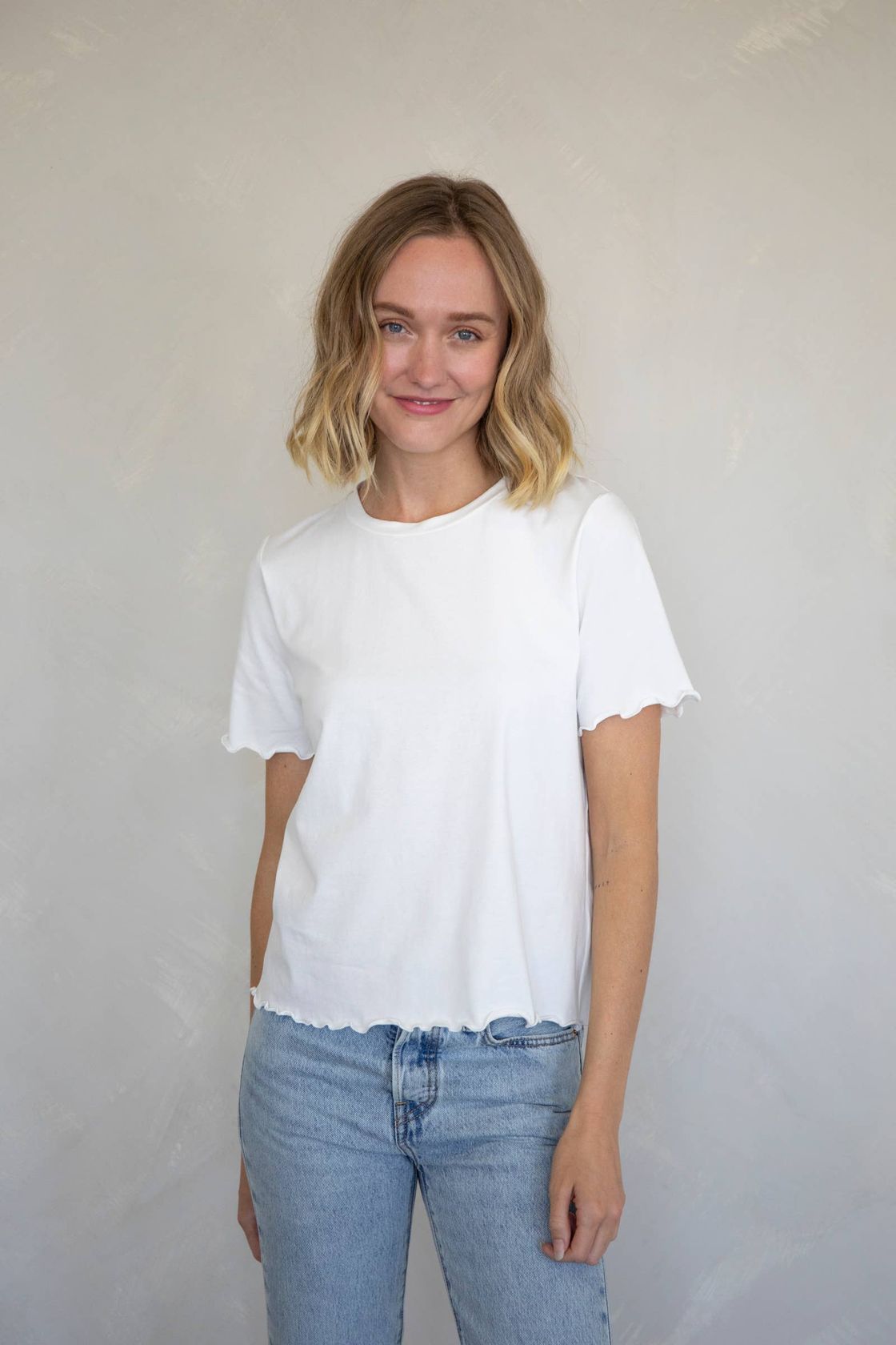 LOREN LETTUCE HEM TEE