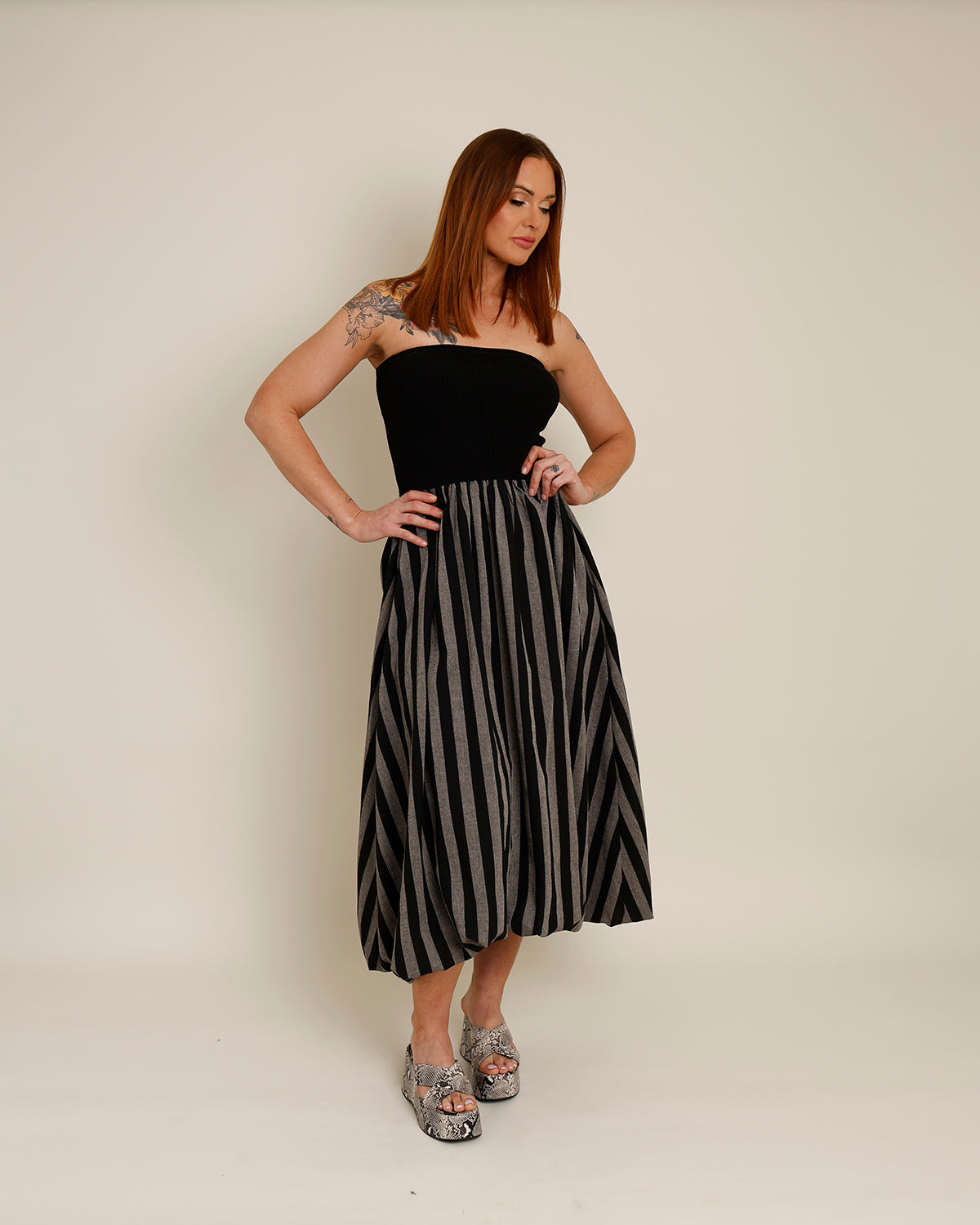 EVELYN STRAPLESS STRIPED BUBBLE HEM MIDI DRESS
