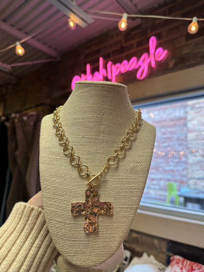 HAMMERED CROSS FRONT TOGGLE NECKLACE X GOLD