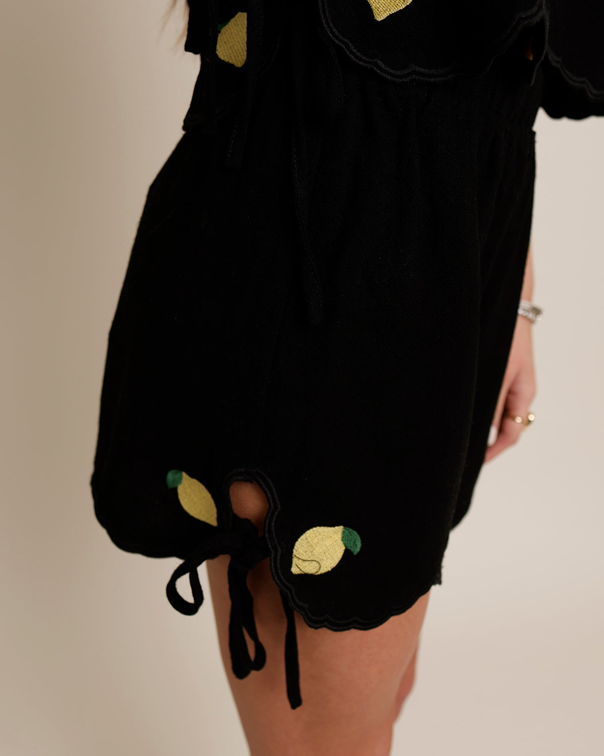 DEJA VU SCALLOPED SHORTS