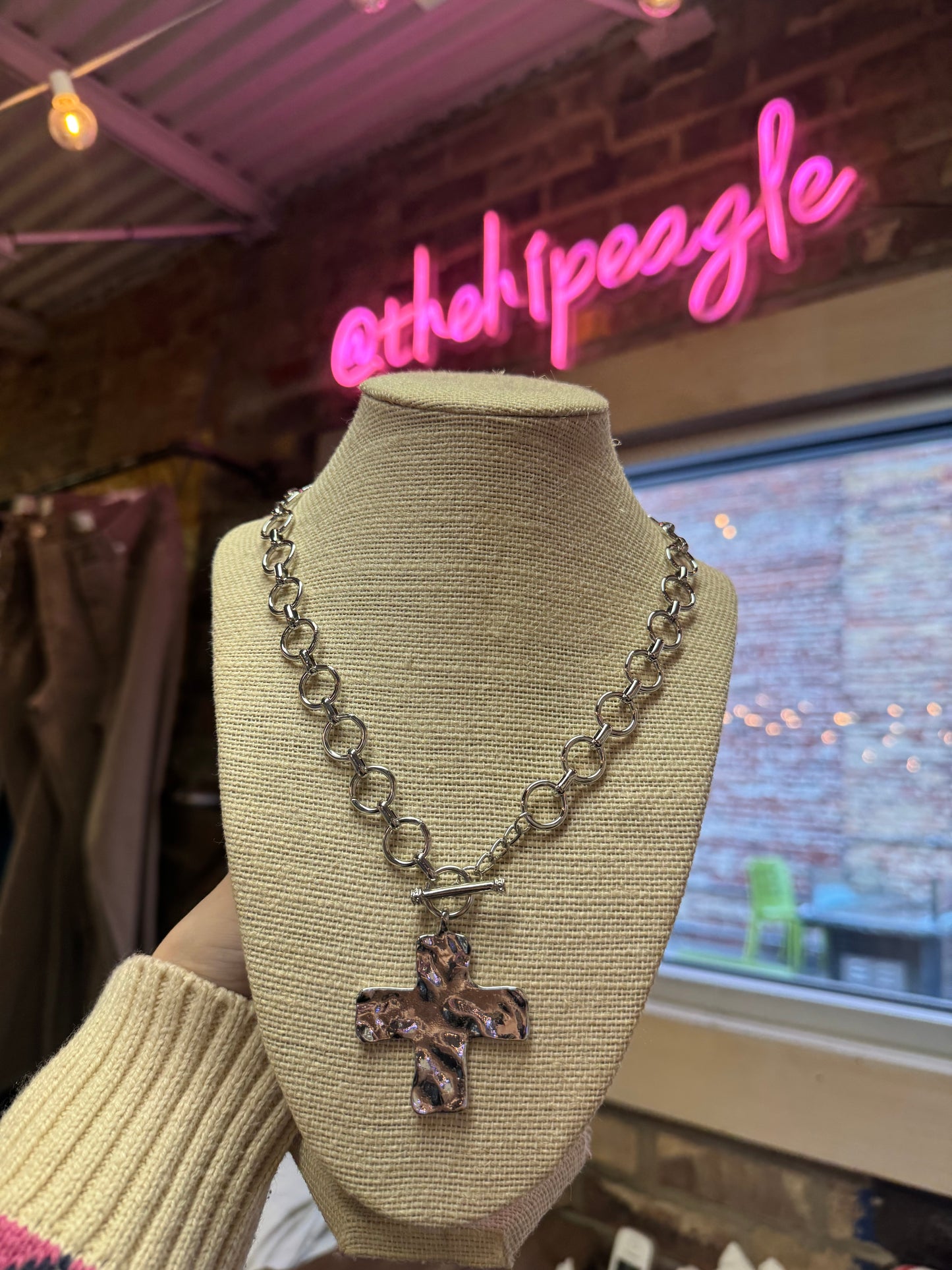 HAMMERED CROSS FRONT TOGGLE NECKLACE X SILVER