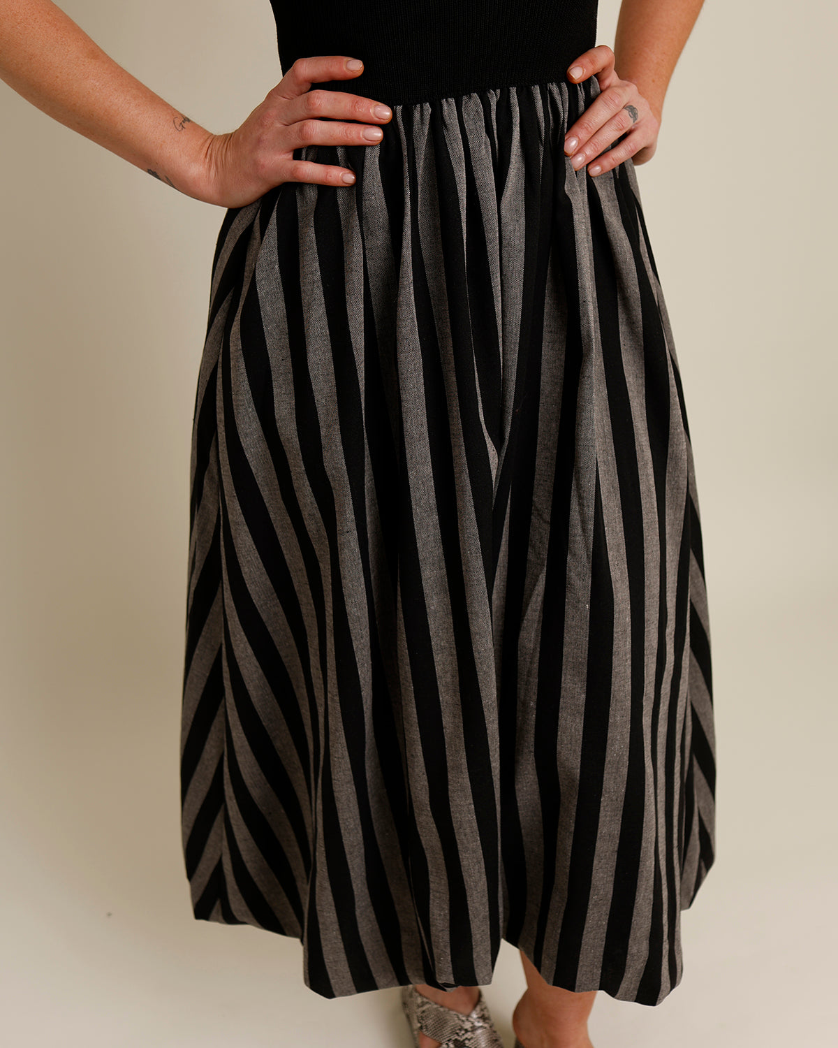 EVELYN STRAPLESS STRIPED BUBBLE HEM MIDI DRESS