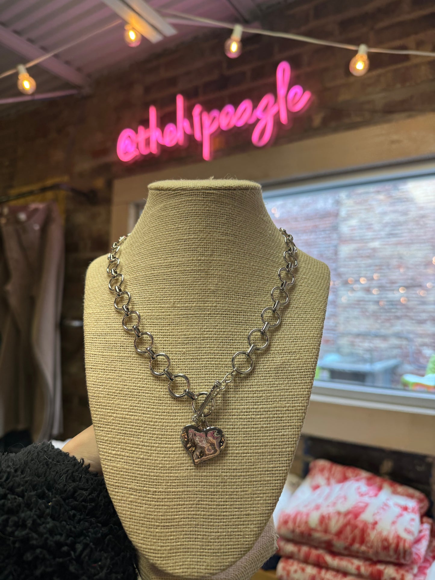 HAMMERED HEART FRONT TOGGLE NECKLACE X SILVER