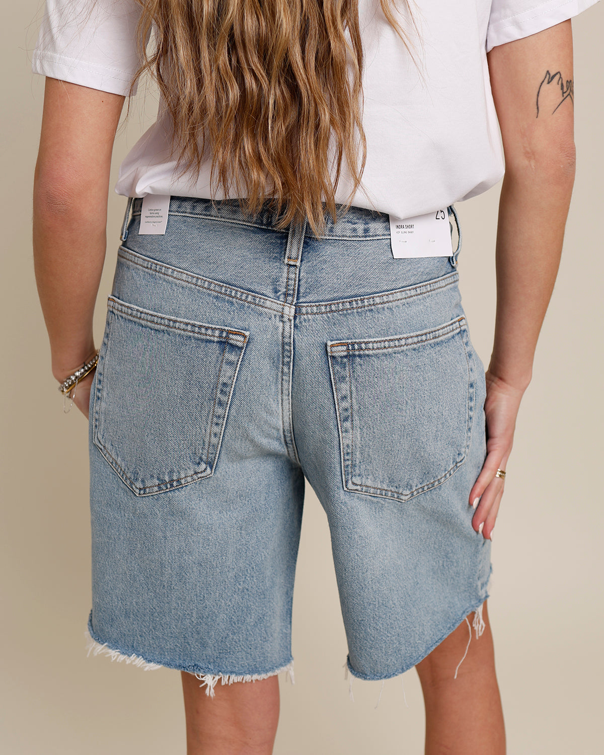 【関税込み】AGOLDE ブルー Indra デニムショートパンツ Indra denim shorts in blue - Agolde | Mytheresa