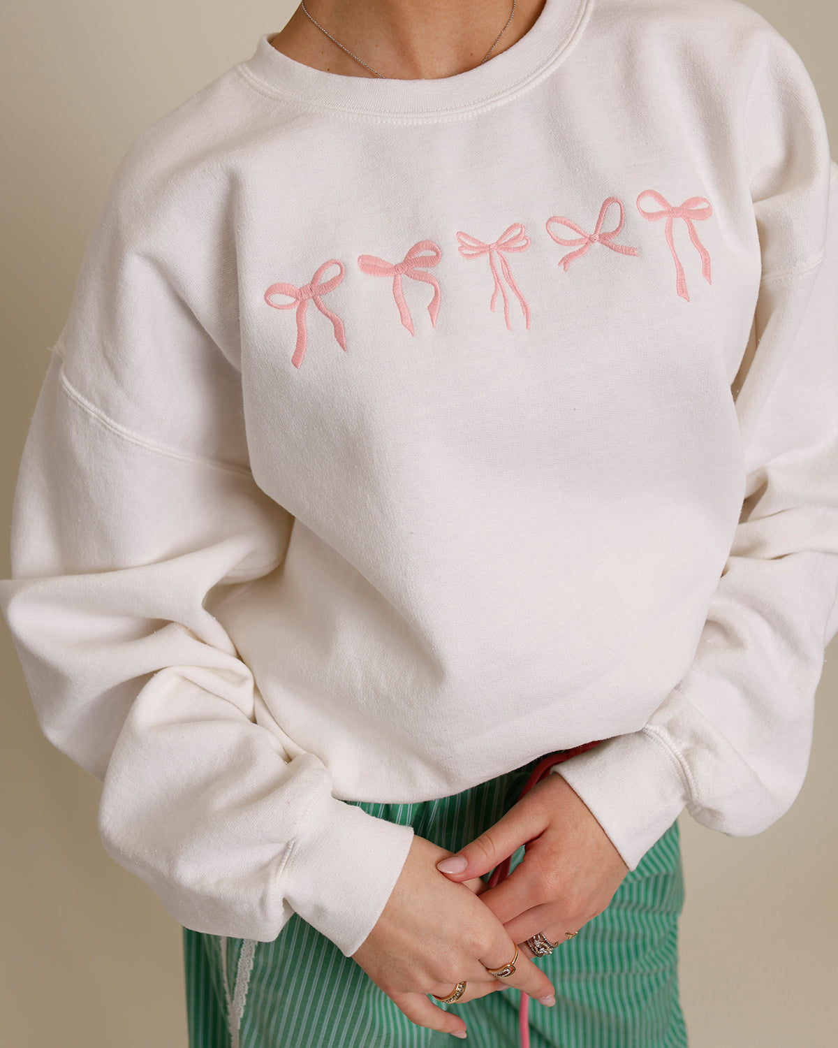 RIBBONS AND BOWS OVERSIZED CREWNECK X PINK