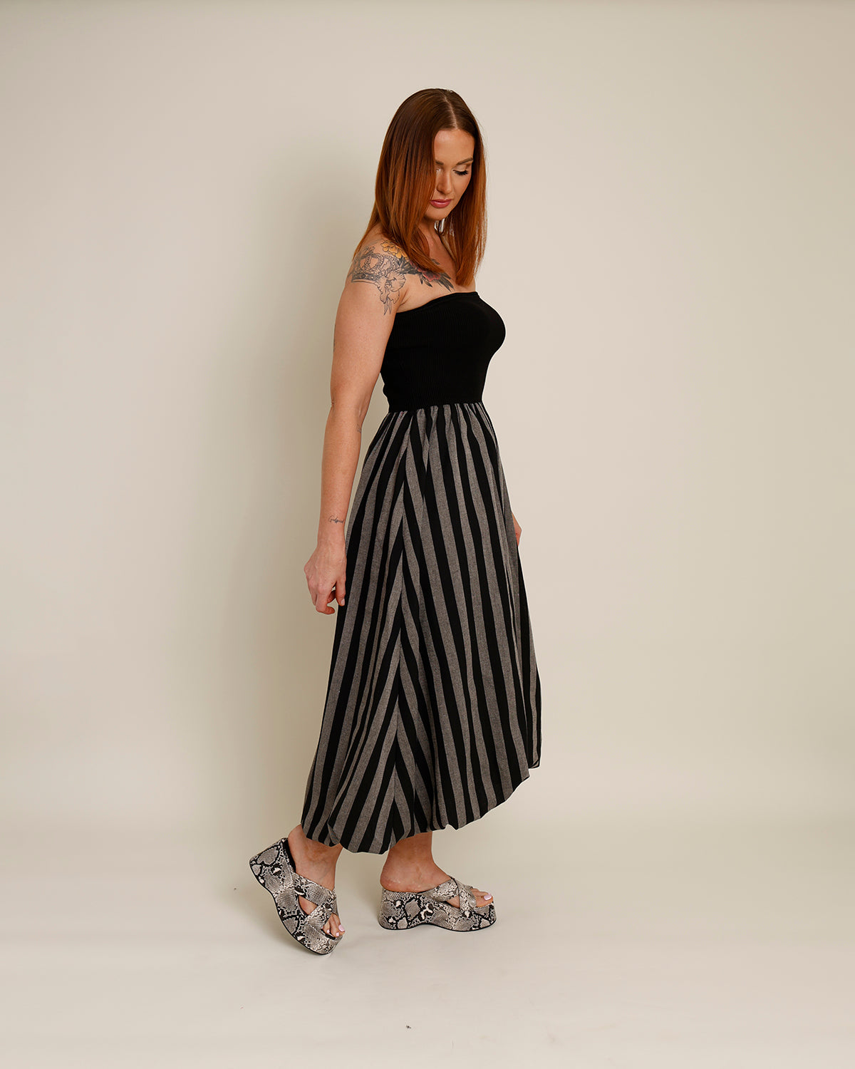 EVELYN STRAPLESS STRIPED BUBBLE HEM MIDI DRESS