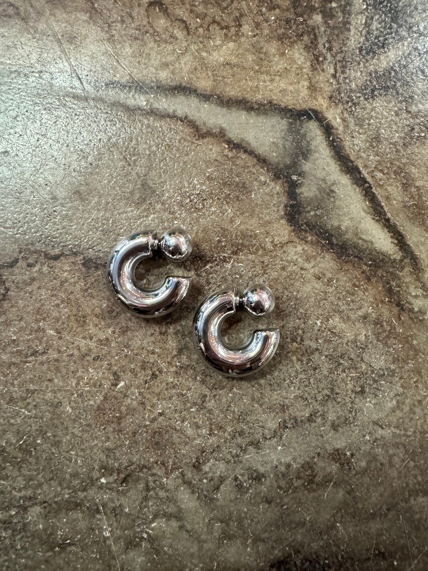 PUFFY HOOP EARRINGS X SILVER