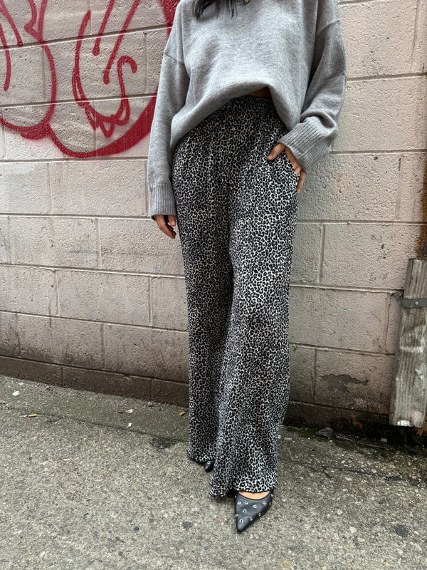 LEOPARD FLARE PANTS X GREY