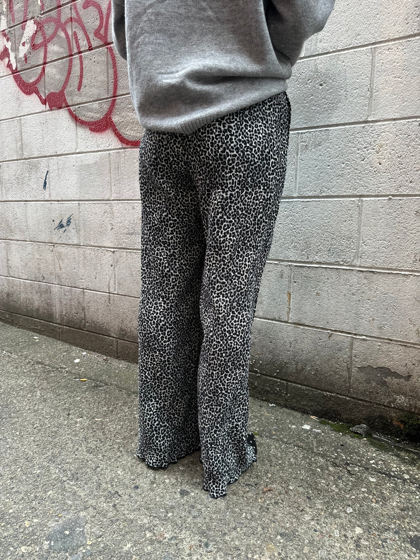 LEOPARD FLARE PANTS X GREY