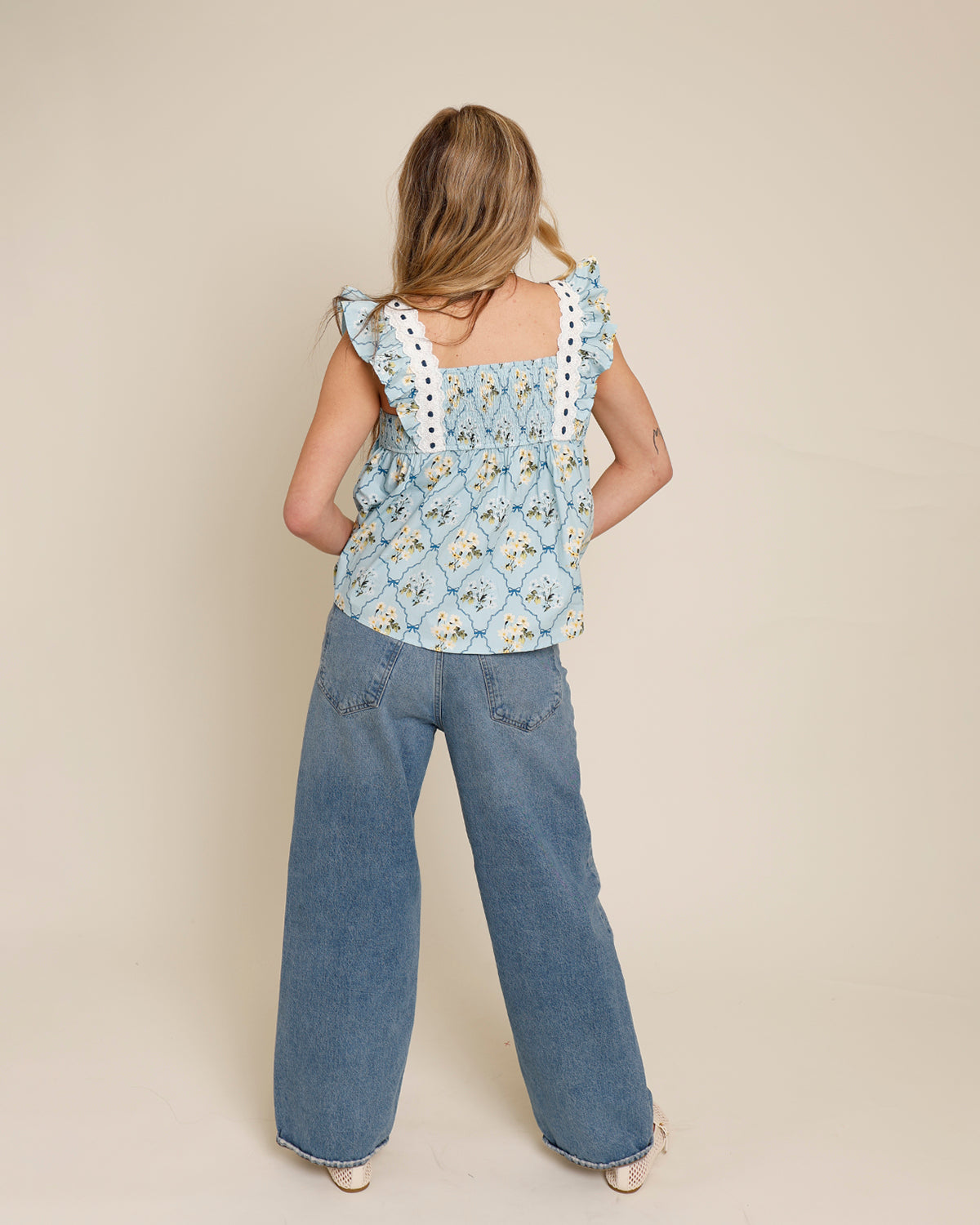 MAE FLORAL FLUTTER SLEEVE TOP