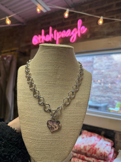 HAMMERED HEART FRONT TOGGLE NECKLACE X SILVER