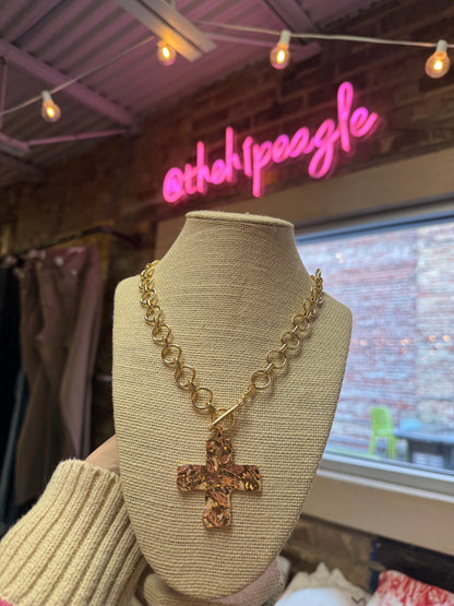 HAMMERED CROSS FRONT TOGGLE NECKLACE X GOLD