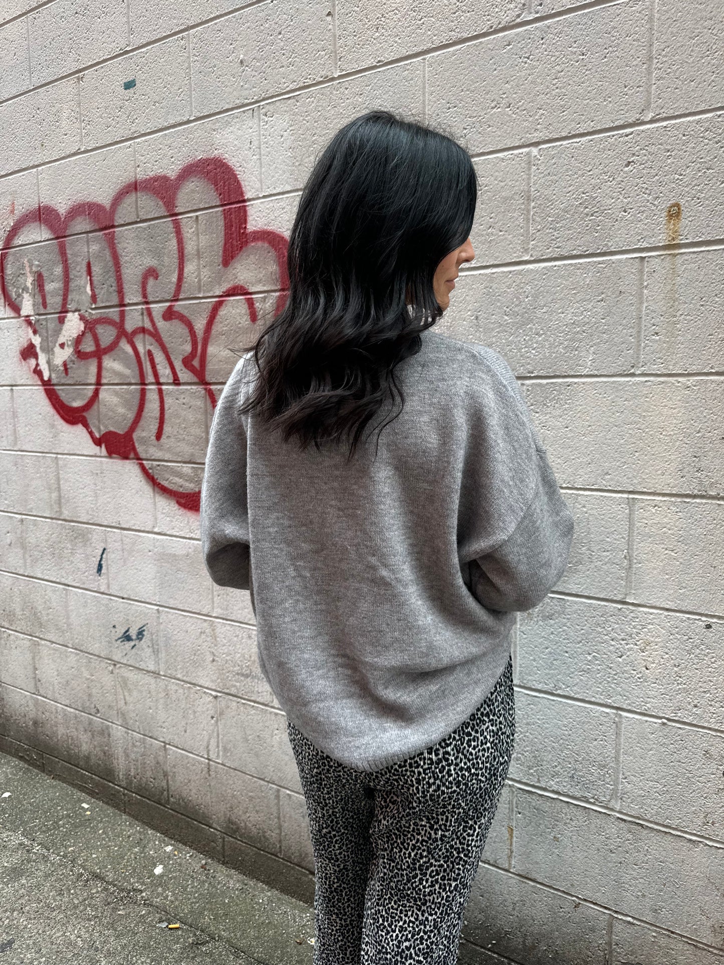 MUST HAVE SWEATER X GREY