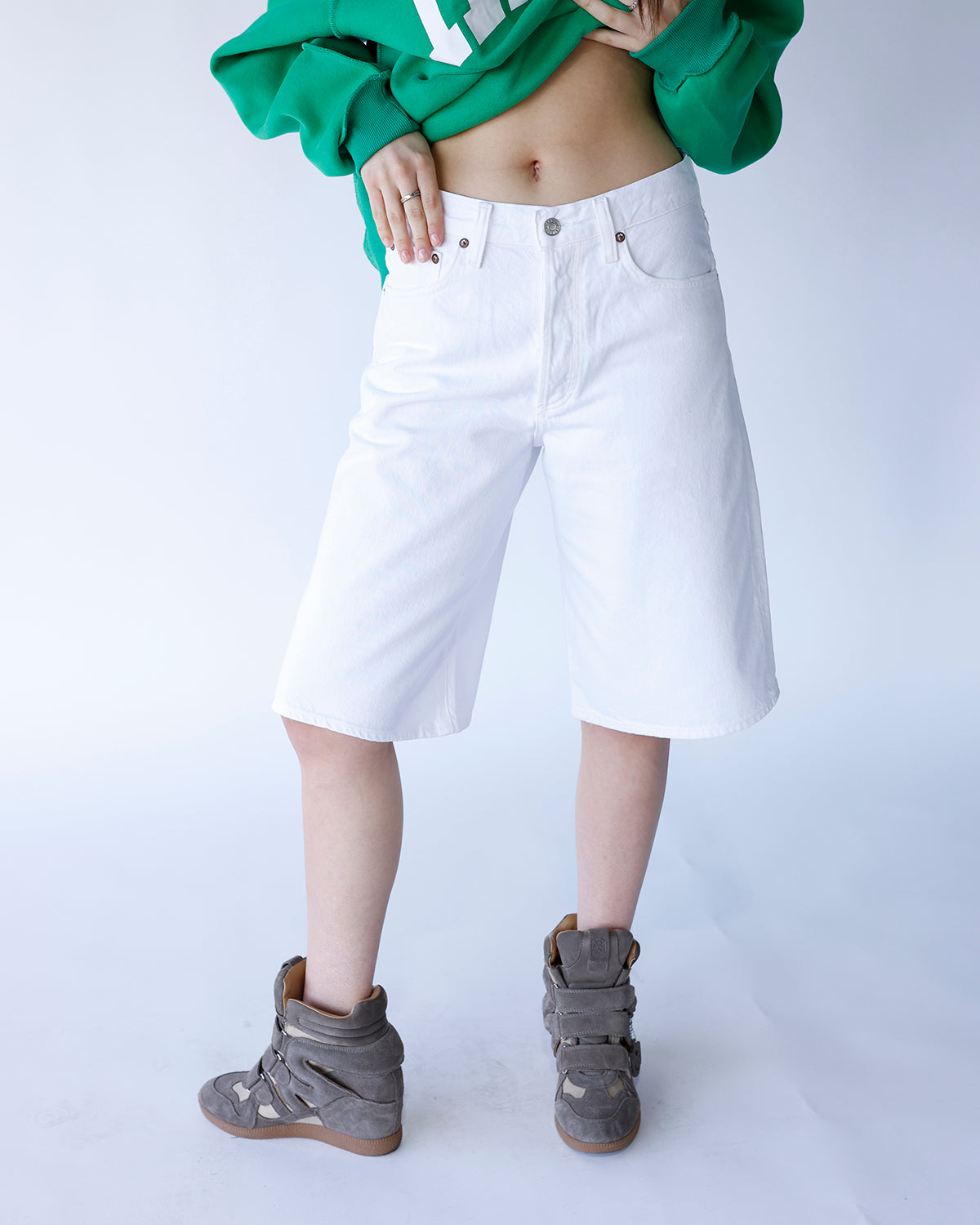 AGOLDE Ramona wide-leg white denim shorts, knee length, five-pocket style
