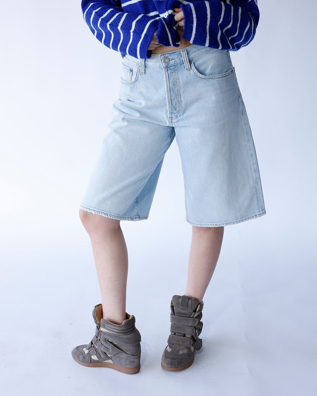 AGOLDE Ramona light wash wide-leg denim shorts, knee-length with raw hem