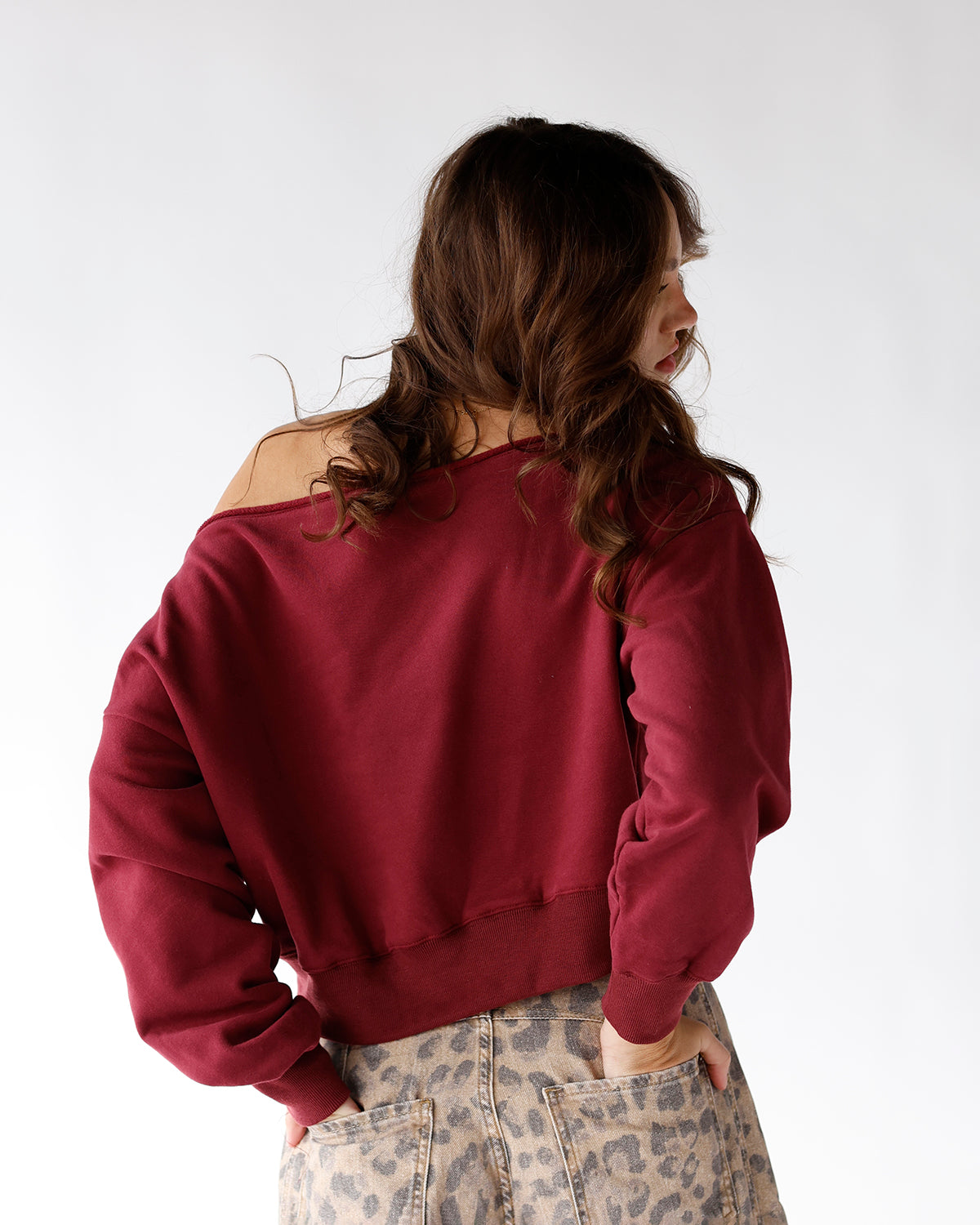FIRESIDE OFF THE SHOULDER SWEATSHIRT X BURGUNDY