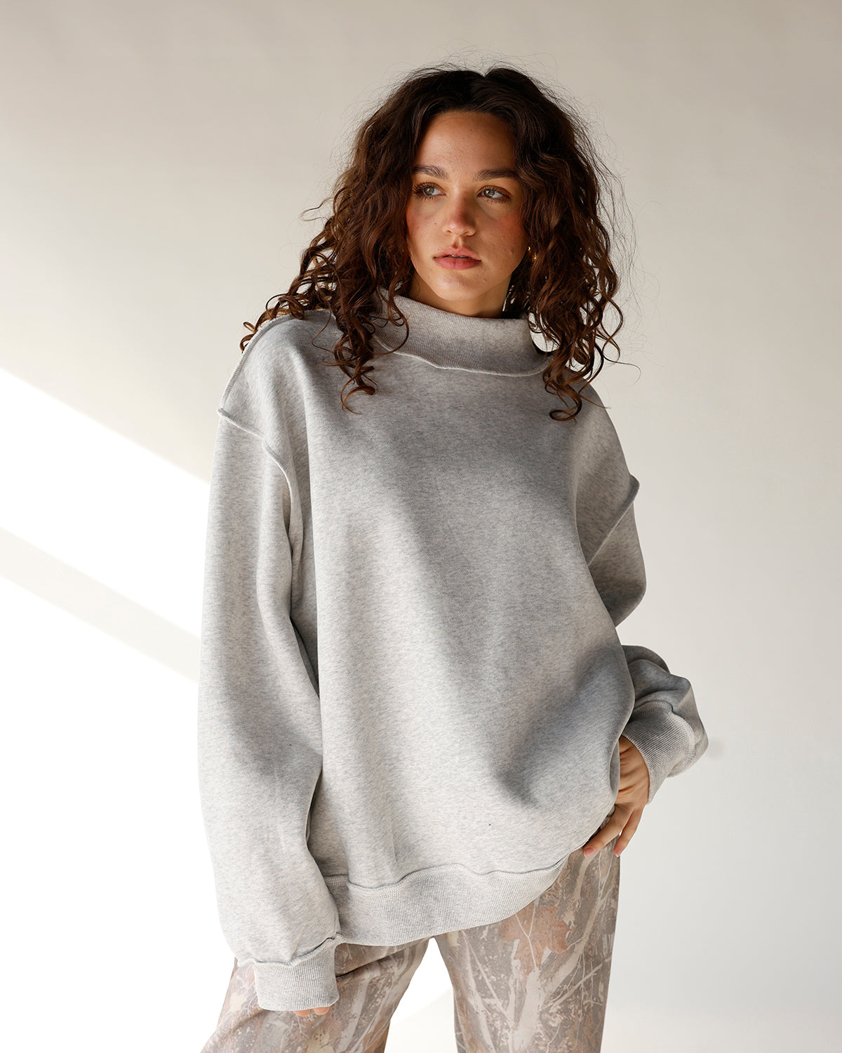ESSENTIAL MOCK NECK SWEATSHIRT