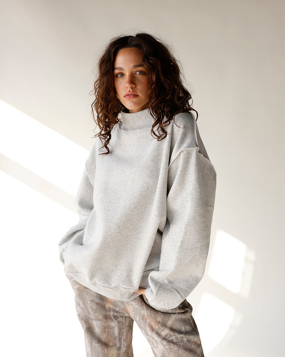 ESSENTIAL MOCK NECK SWEATSHIRT