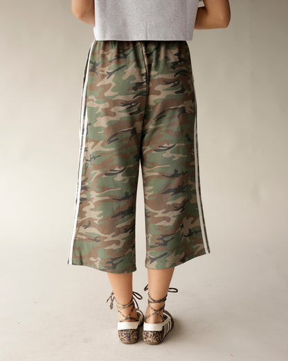 Wide-leg camouflage cropped pants with white side stripes and elastic waistband