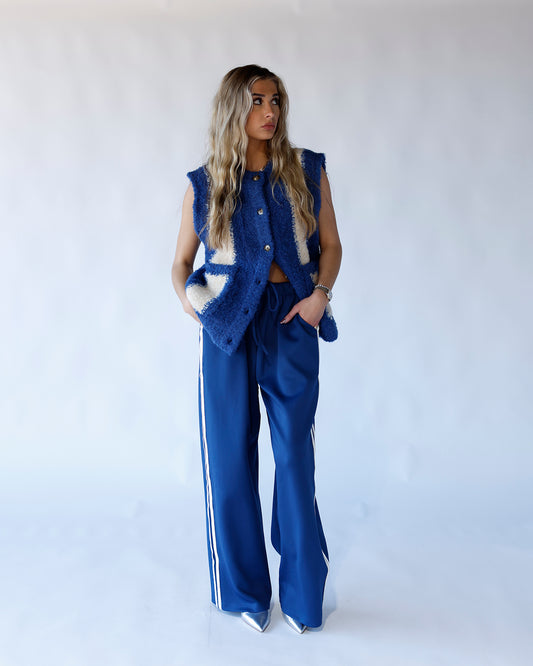 Vest layering cozy soft outerwear Fall chic date night office 