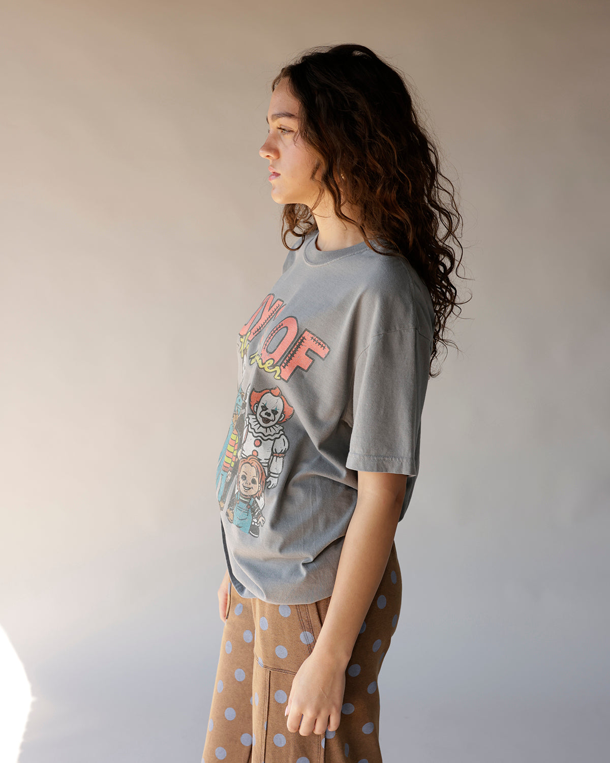 Gray oversized graphic tee featuring Halloween horror characters Pennywise and Chucky print