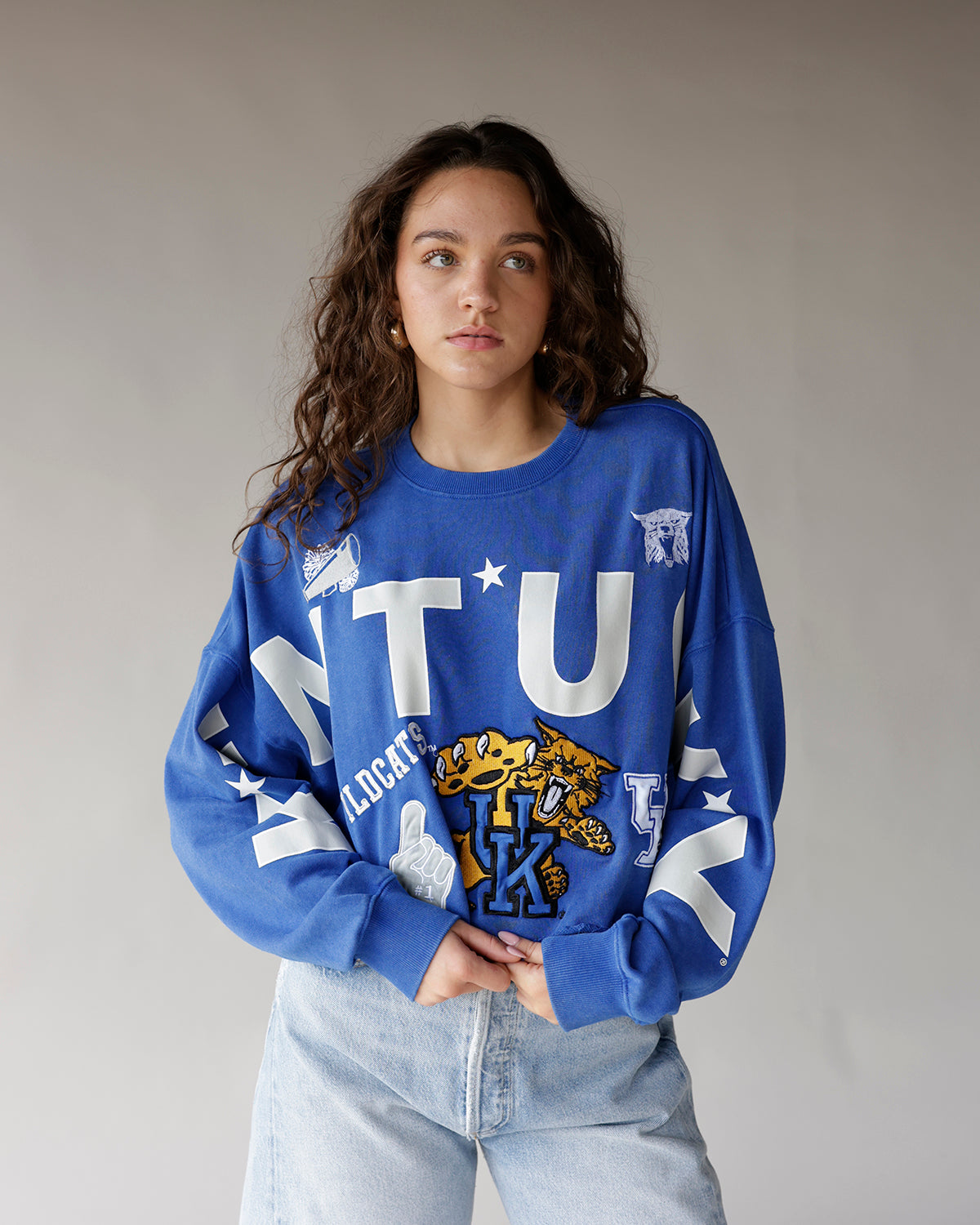 Women's oversized royal blue Kentucky Wildcats graphic crewneck sweatshirt with jeans