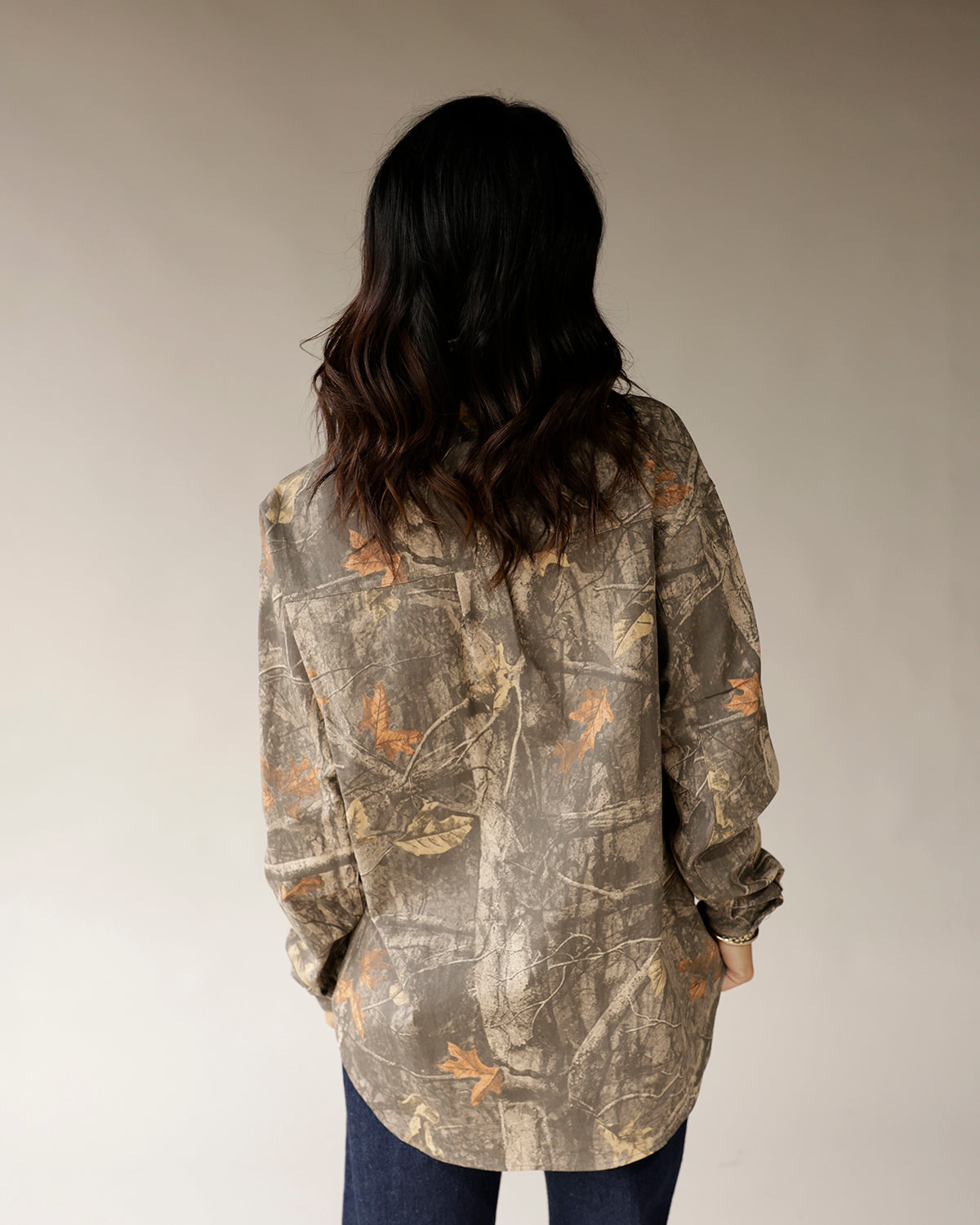 Women's oversized Realtree camo long-sleeve shirt jacket in brown leaf print