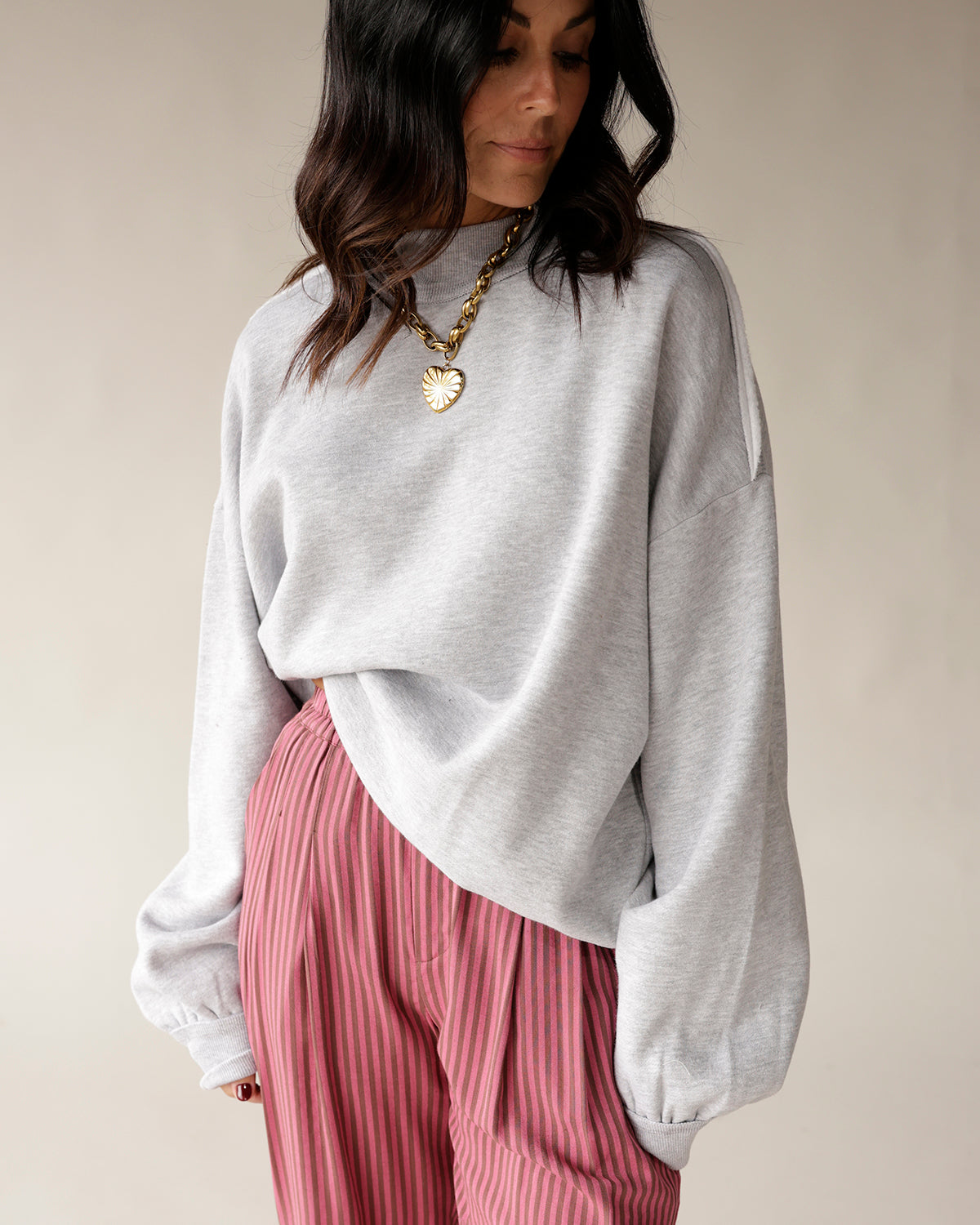 Women's oversized heather gray crewneck sweatshirt with dropped shoulders and balloon sleeves
