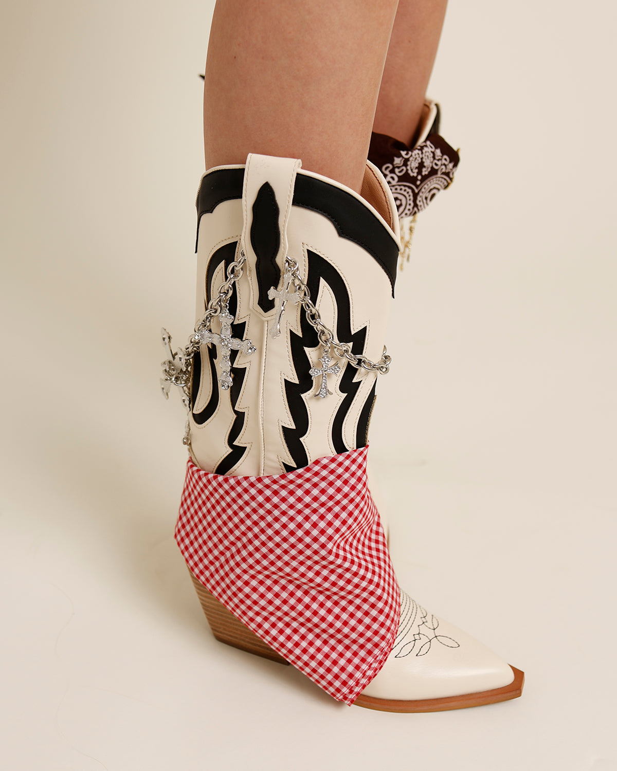 WALK ALL OVER YOU BOOT X WHITE