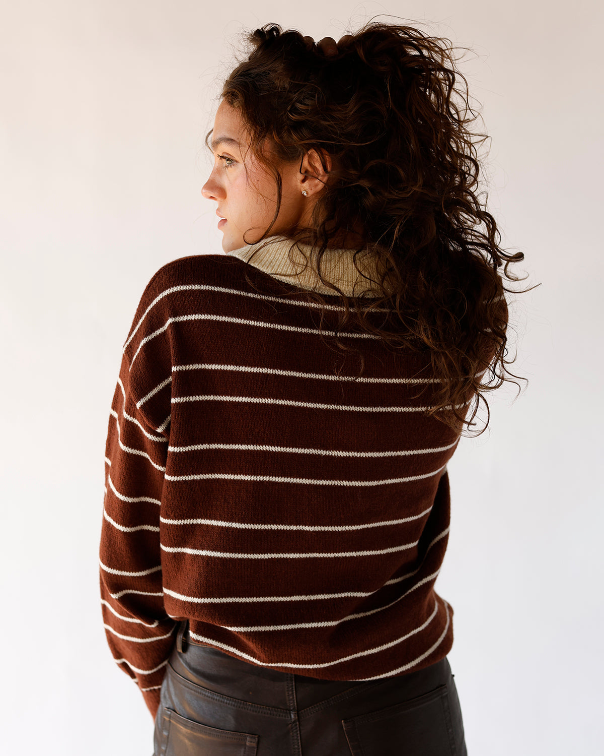 STORMY SKIES RUGBY POLO SWEATER X CHOCOLATE