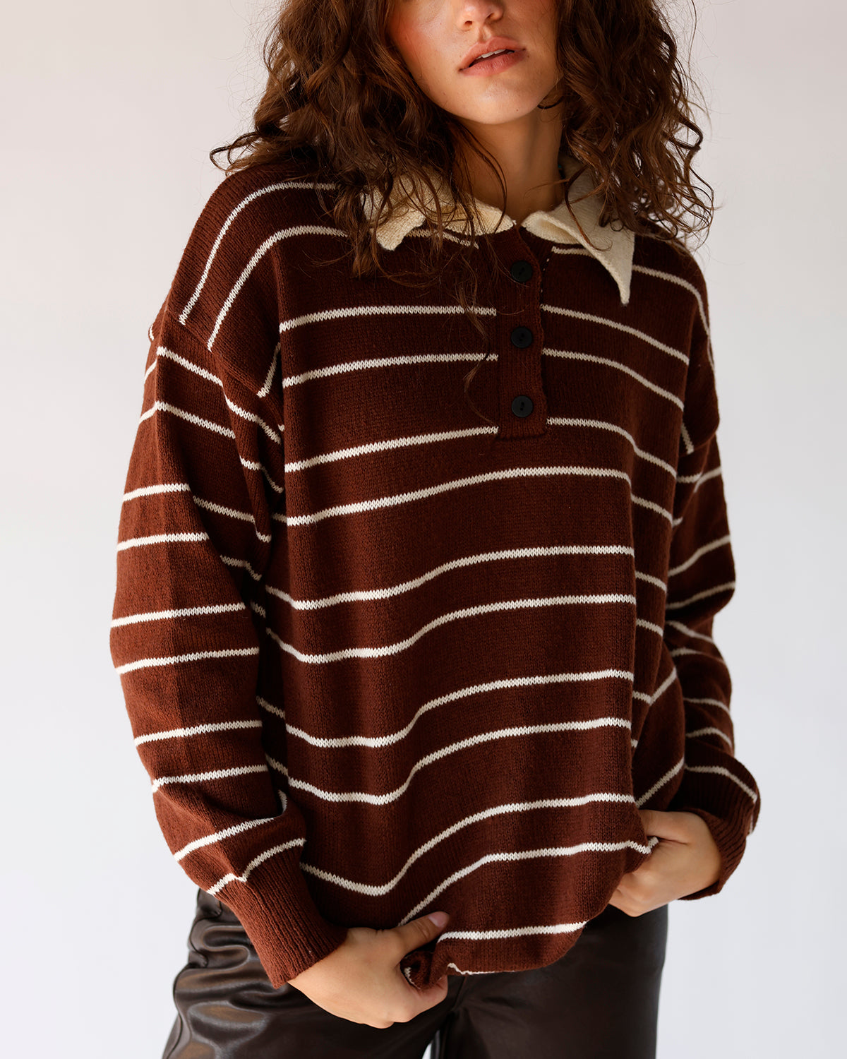 STORMY SKIES RUGBY POLO SWEATER X CHOCOLATE
