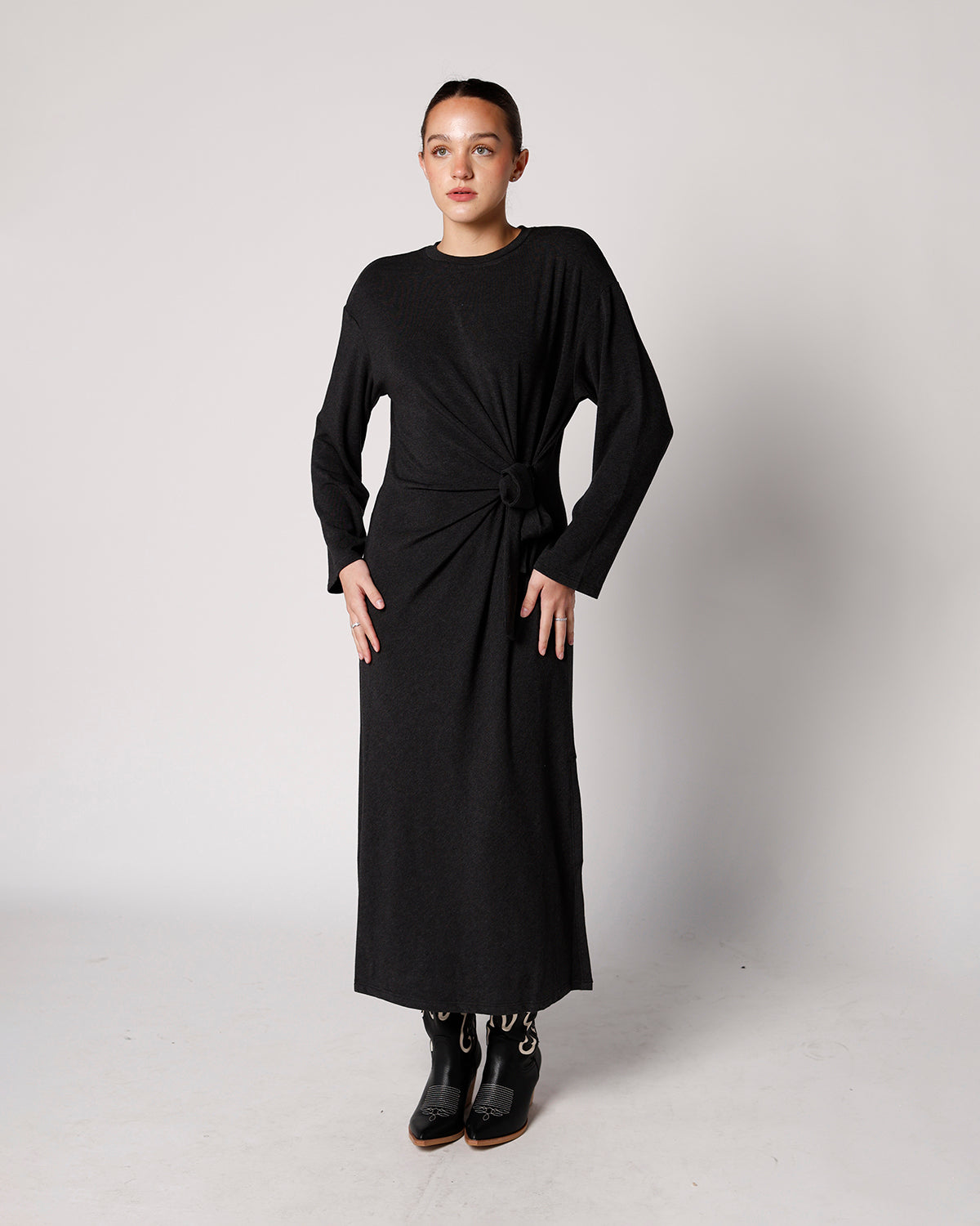 long sleeve black dress holiday outfit easy holiday look comfy chic holiday outfit christmas party look nye outfit 