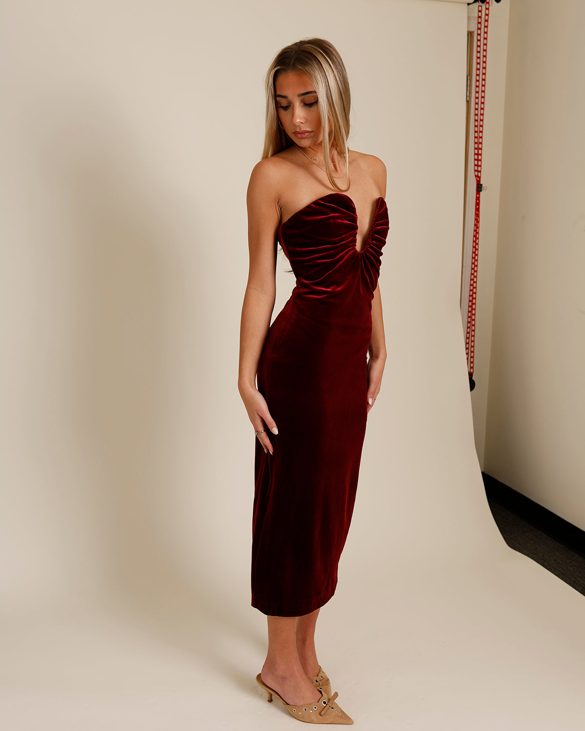 ASTR THE LABEL ARISTA SWEETHEART VELVET MIDI DRESS