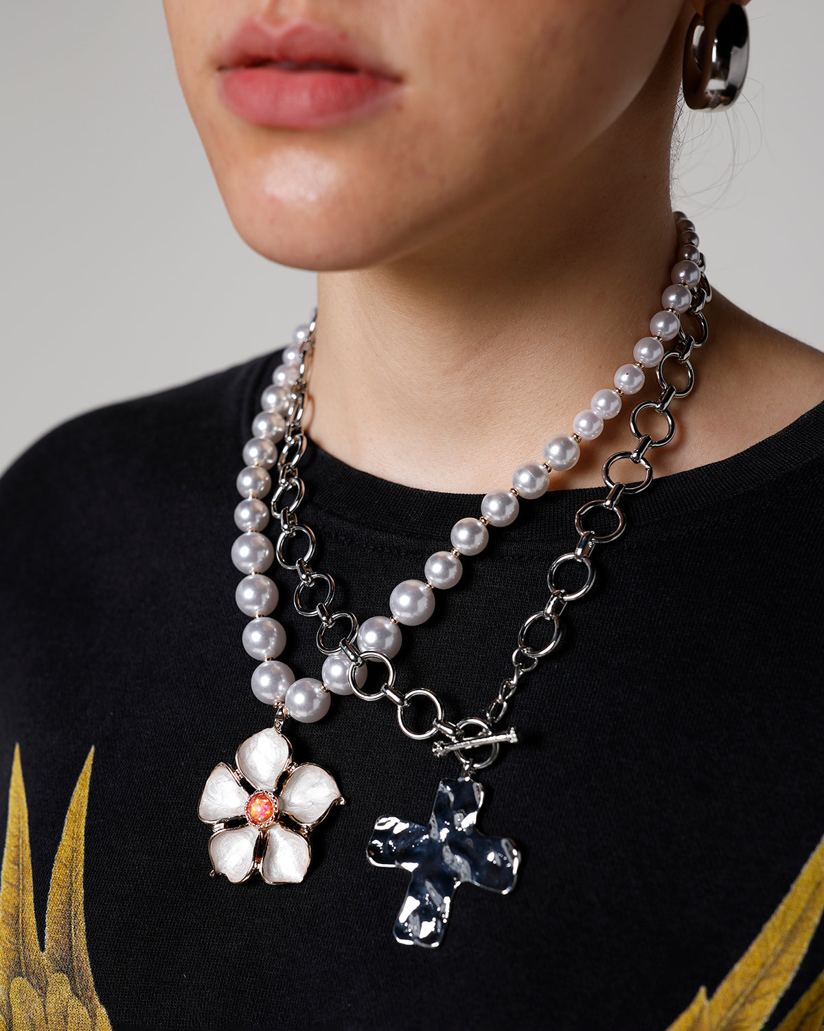 HAMMERED CROSS FRONT TOGGLE NECKLACE X SILVER