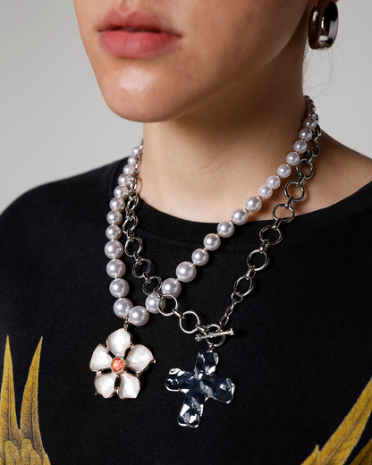 HAMMERED CROSS FRONT TOGGLE NECKLACE X SILVER