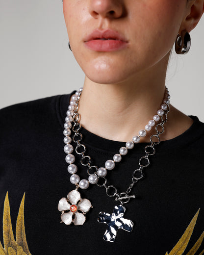 HAMMERED CROSS FRONT TOGGLE NECKLACE X SILVER