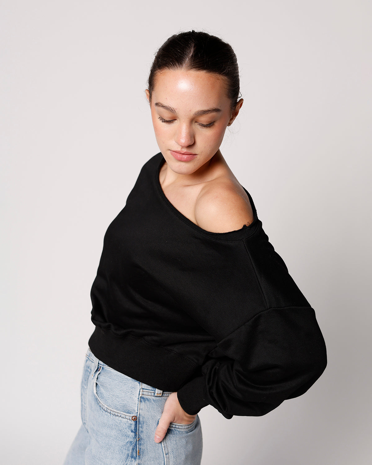 FIRESIDE OFF THE SHOULDER SWEATSHIRT X BLACK