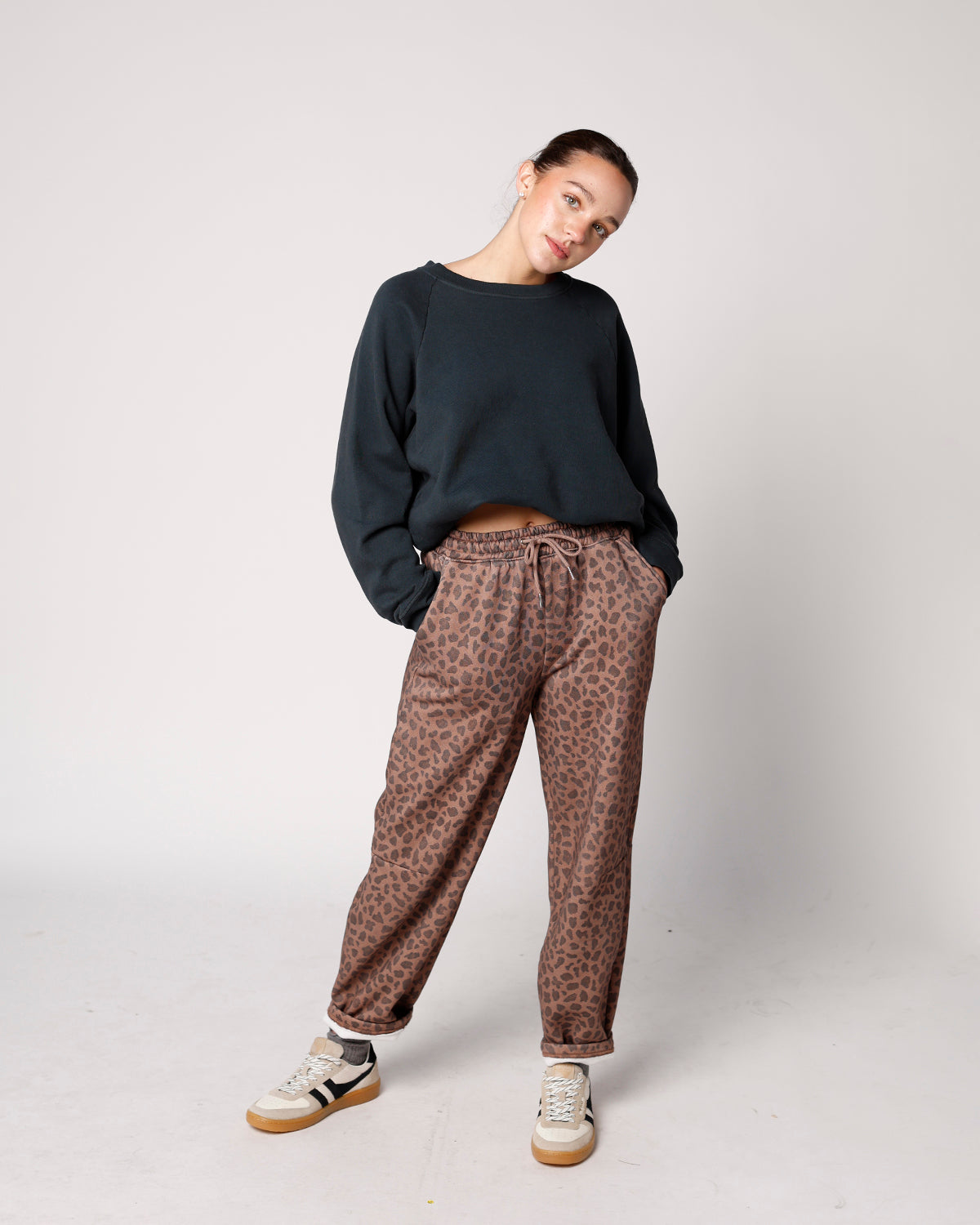 DAYDREAMER SOLID VINTAGE RAGLAN SWEATSHIRT X VINTAGE BLACK