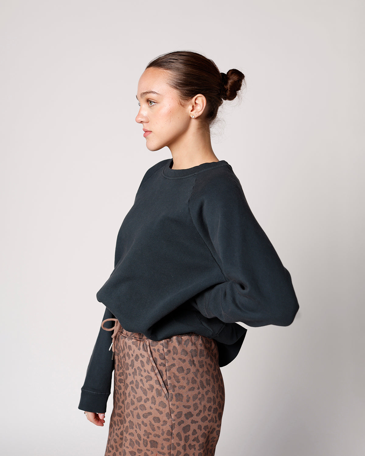 DAYDREAMER SOLID VINTAGE RAGLAN SWEATSHIRT X VINTAGE BLACK