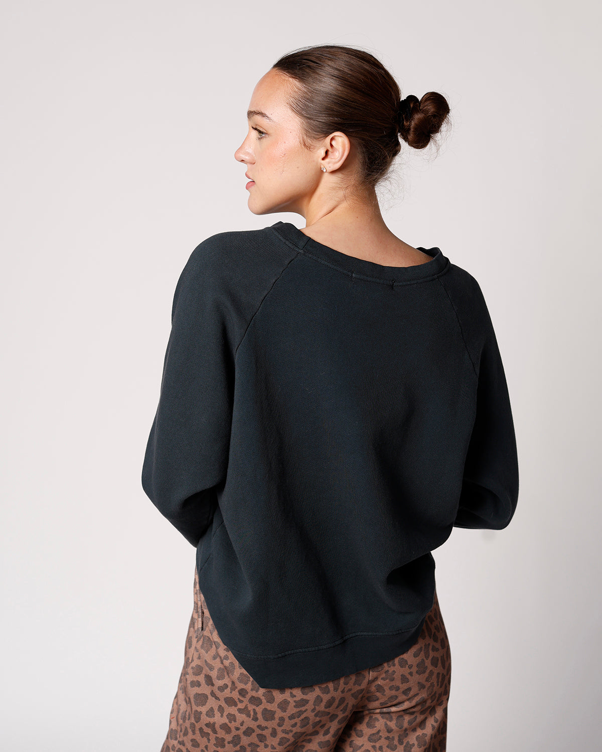 DAYDREAMER SOLID VINTAGE RAGLAN SWEATSHIRT X VINTAGE BLACK