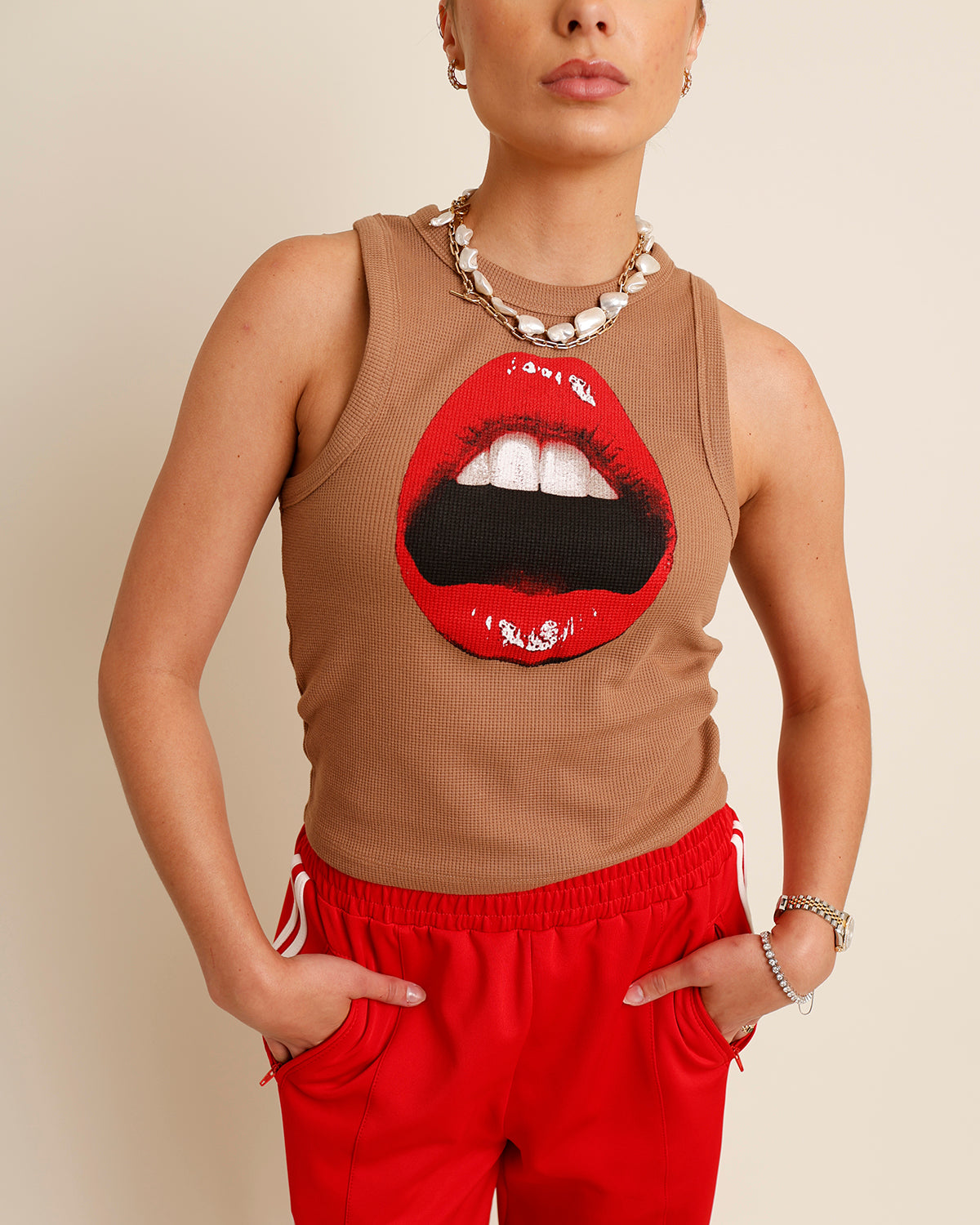 ribbed brown tank with red lip graphic